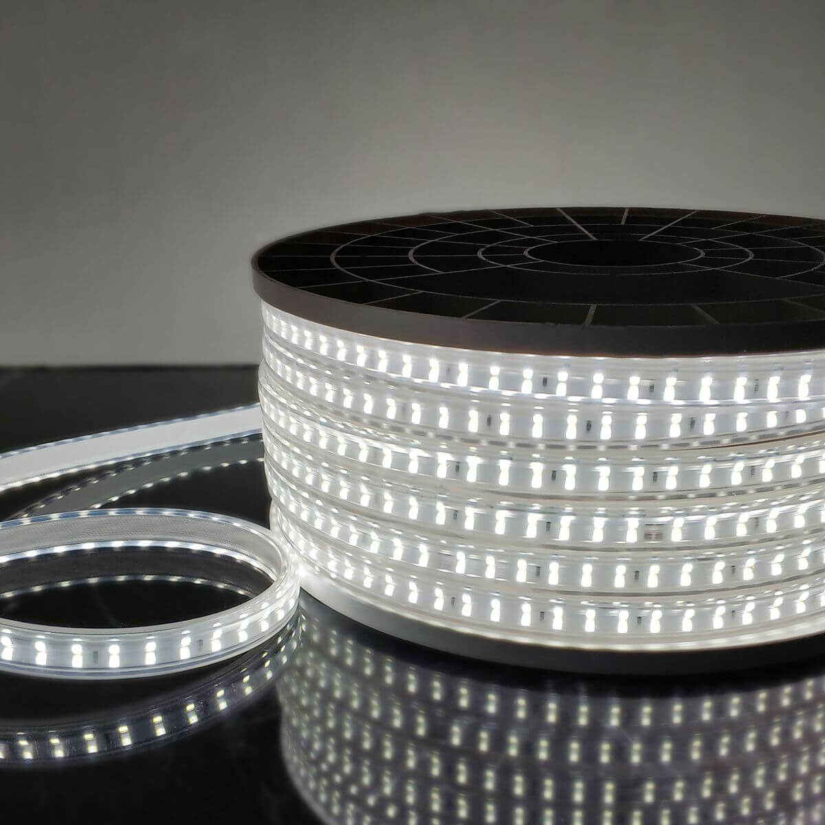 Светодиодная влагозащищенная лента Elektrostandard 18W/m 180LED/m 2835SMD холодный белый 50M a053653, 4690389170041 220V 18W IP65
Светодиодная влагозащищенная лента Elektrostandard 18W/m 180LED/m 2835SMD холодный белый 50M a053653, 4690389170041 220V 18W IP65