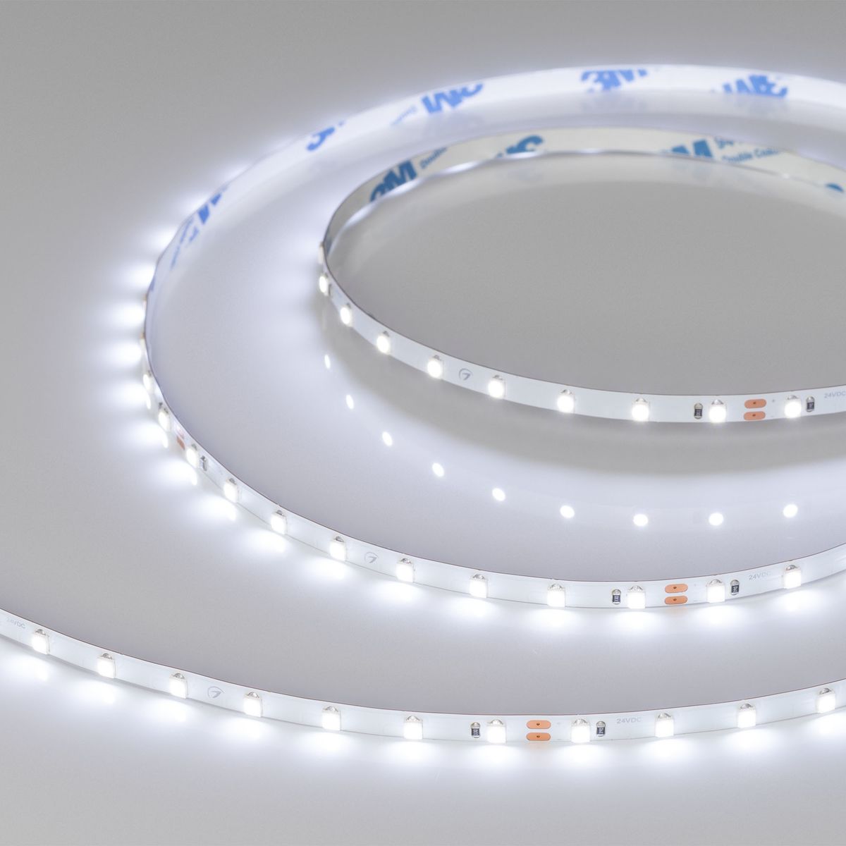 

Светодиодная лента Arlight 5W/m 80LED/m 2835SMD холодный белый 5M RT-A80-5mm 24V Cool 8K 037799, 037799 RT открытая