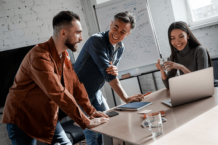 устроиться стажером