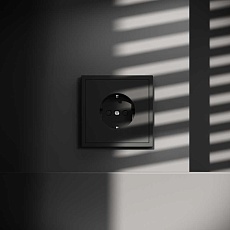 Розетка встраиваемая Voltum S70 с заземлением и защитными шторками, 16А, (черный матовый) VLS040208 4