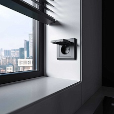 Розетка влагозащишенная с заземлением с защитной крышкой и шторками Werkel графит матовый W1171264 4690389213182 1