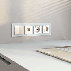 Рамка на 4 поста Werkel Favorit белый,стекло W0041101 4690389159923 4